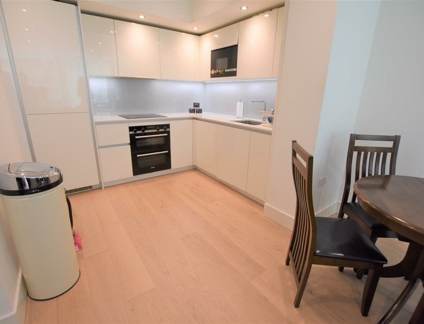Flat Garnet Place in Greater London