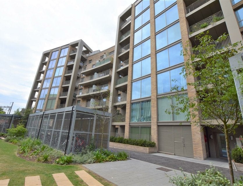Flat Garnet Place in Greater London