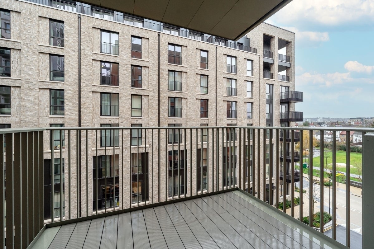 Flat Ribbon Lane in Greater London