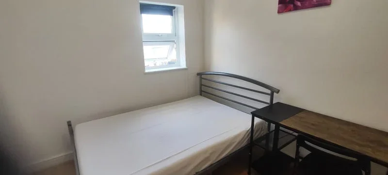 Room Romford Road in Greater London