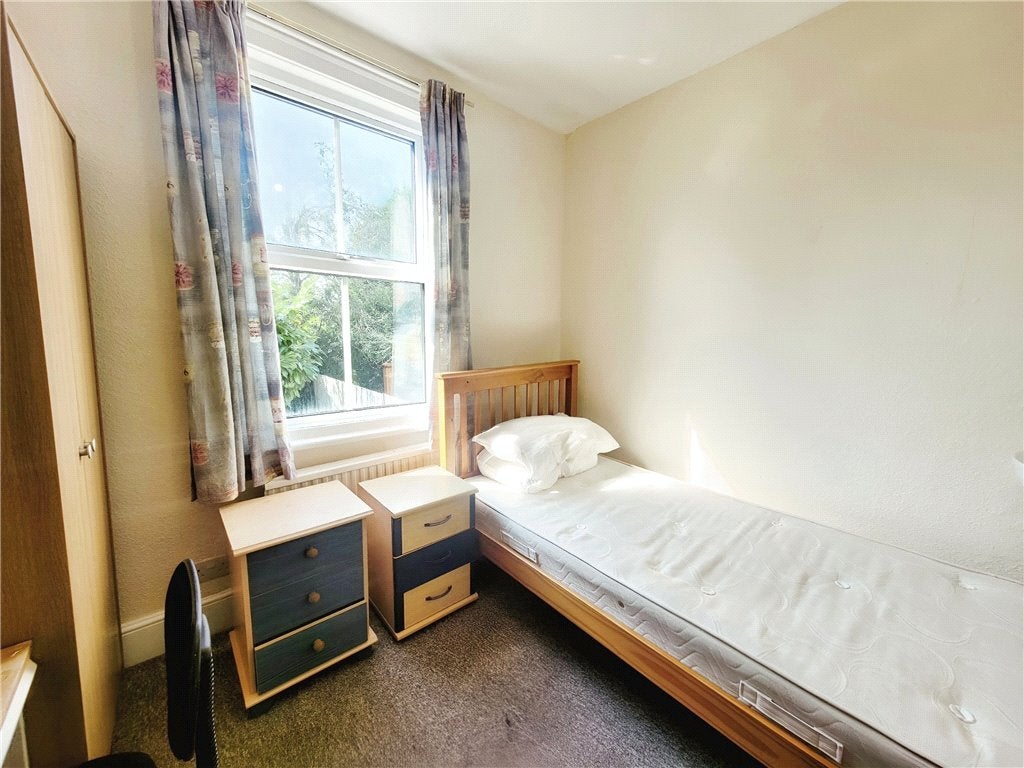 Room Harvest Road in Borough of Runnymede