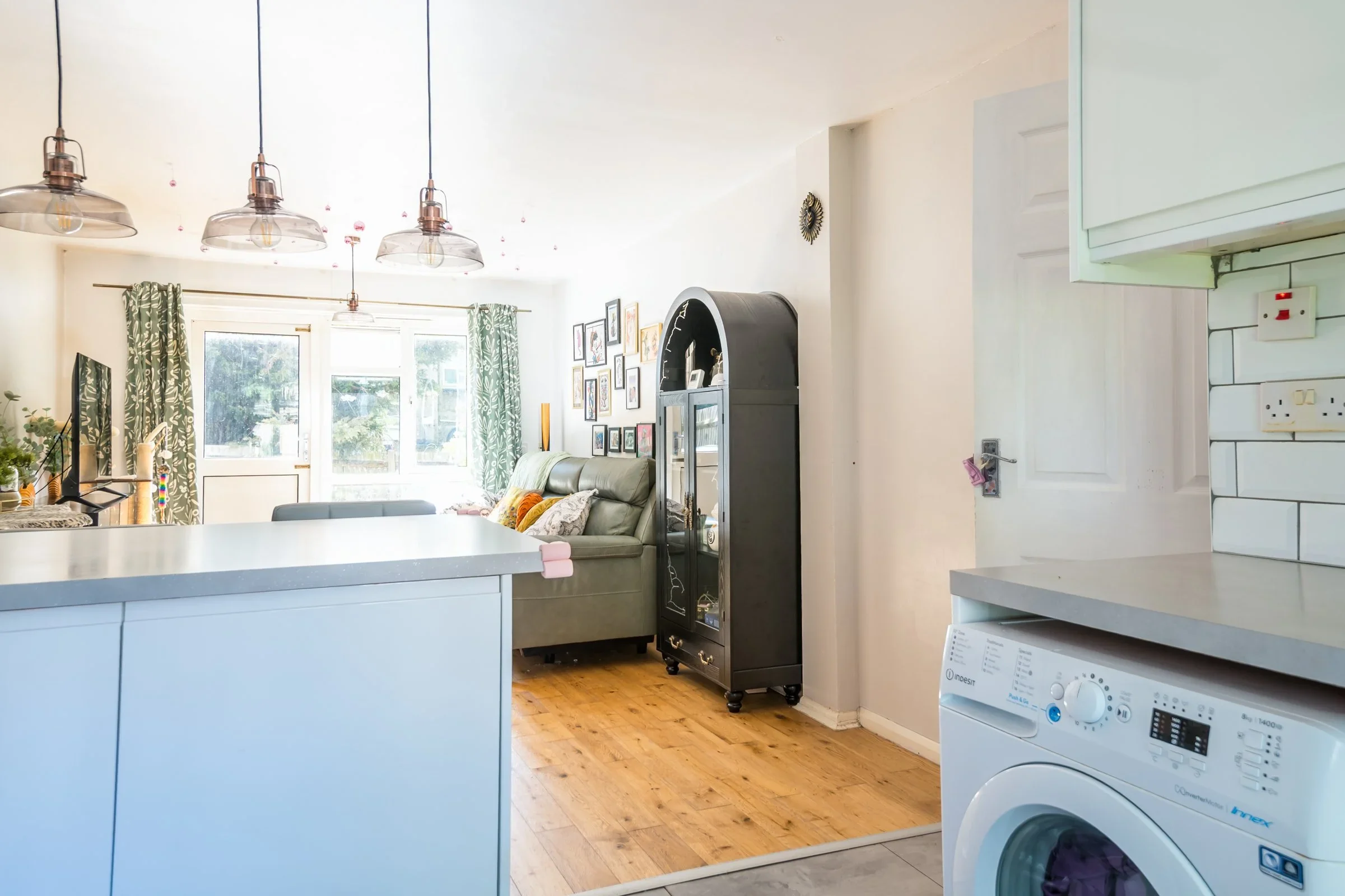 Flat Claret Gardens in Greater London