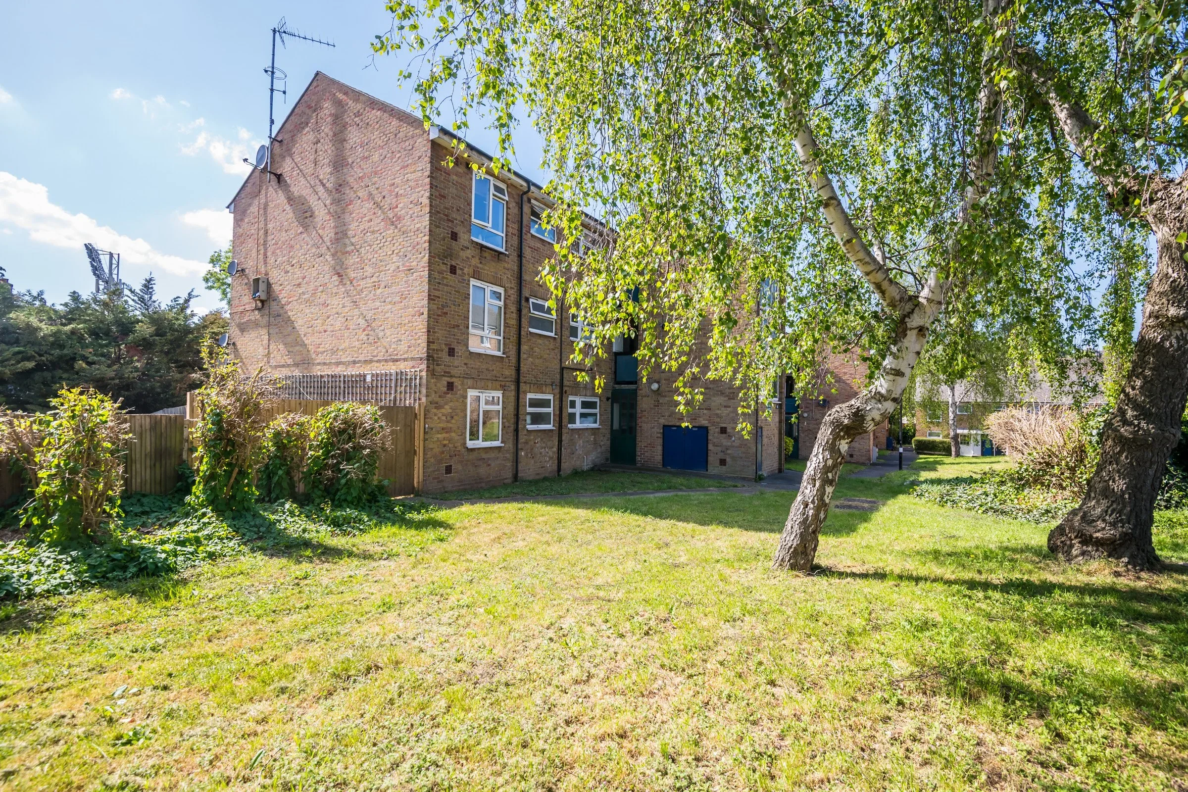 Flat Claret Gardens in Greater London