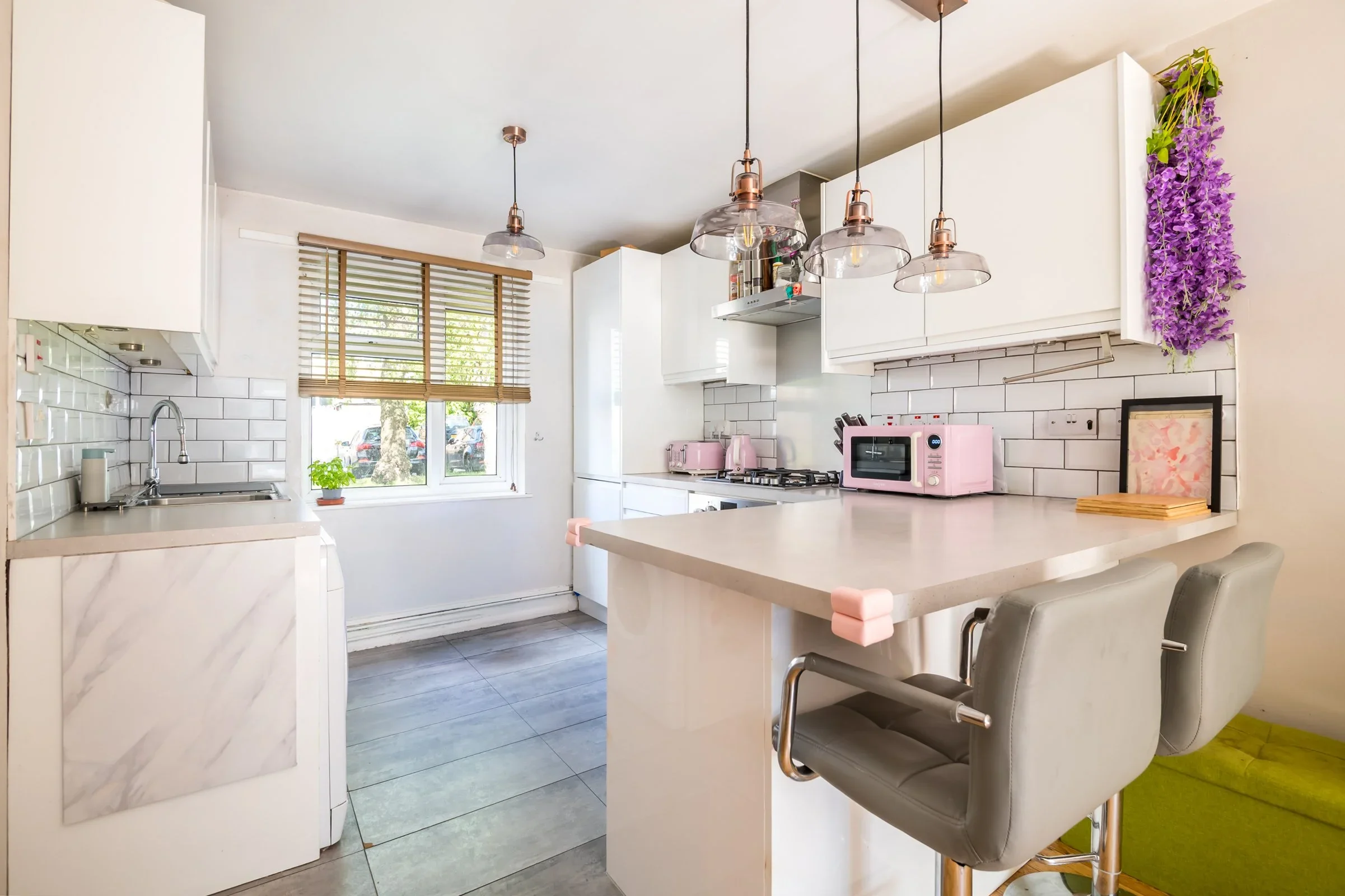 Flat Claret Gardens in Greater London