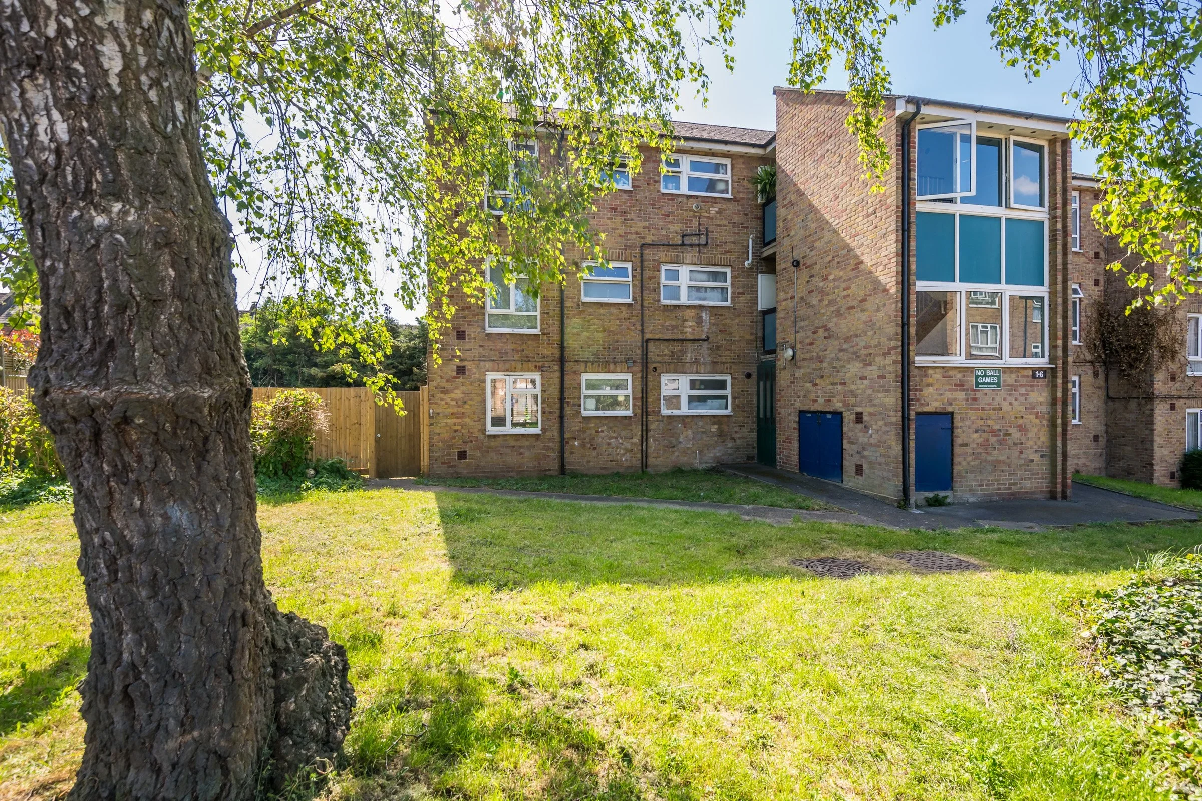 Flat Claret Gardens in Greater London