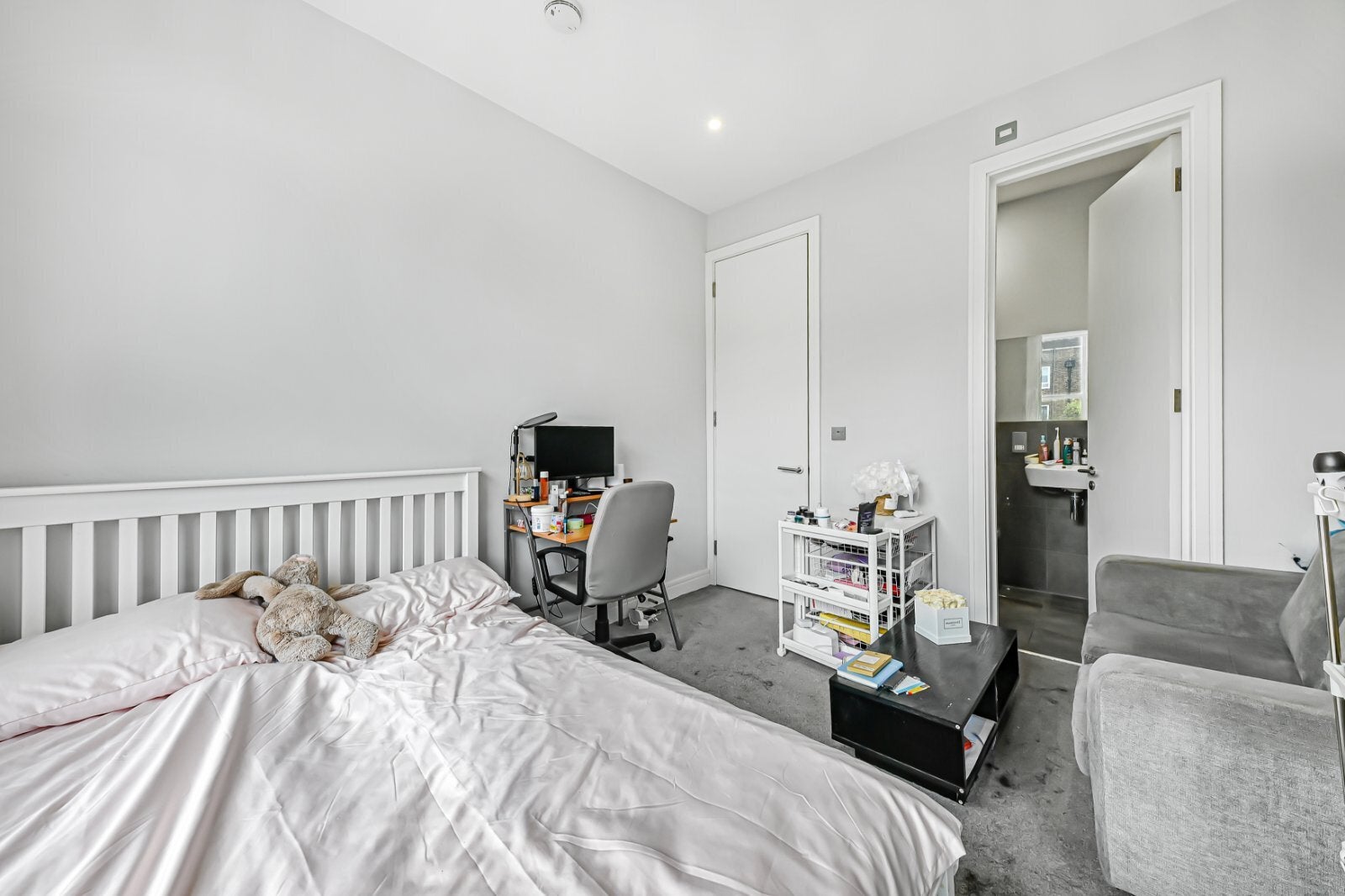 Flat Torriano Avenue in Greater London