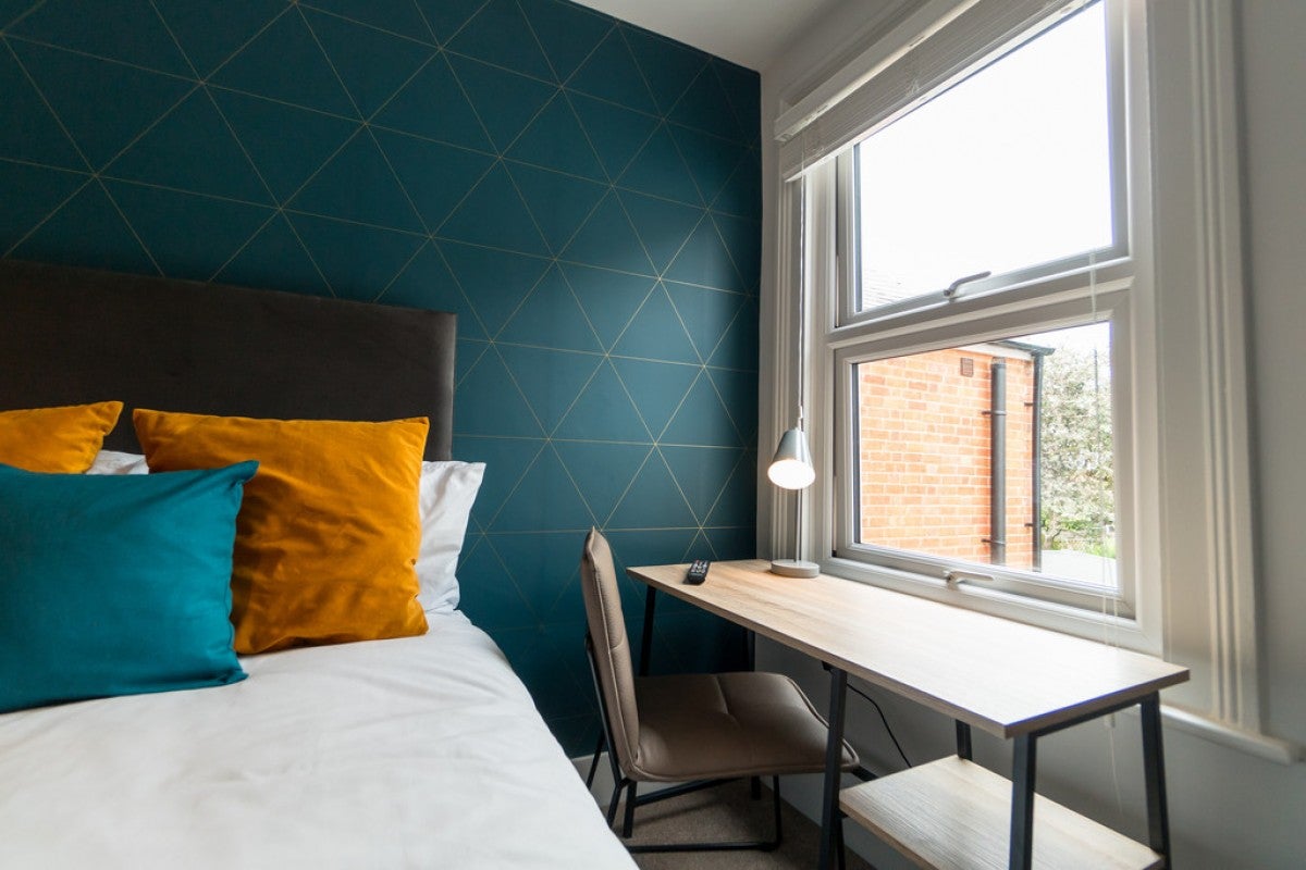 Room Rectory Road in Reading