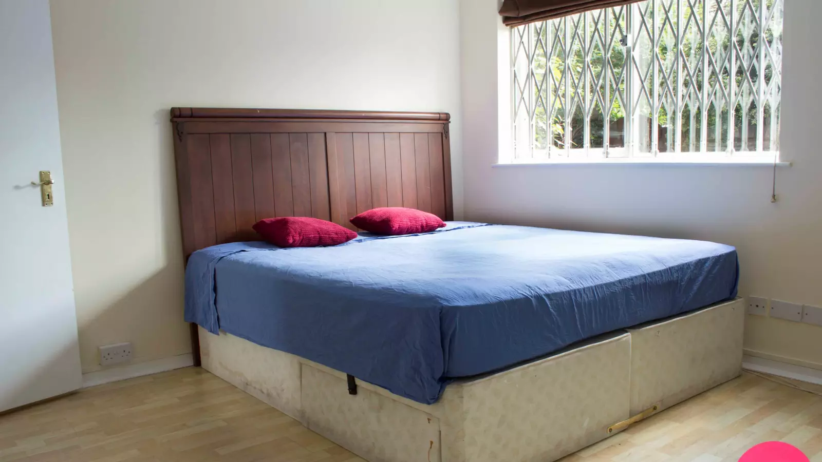 Room Bartle Road in Greater London