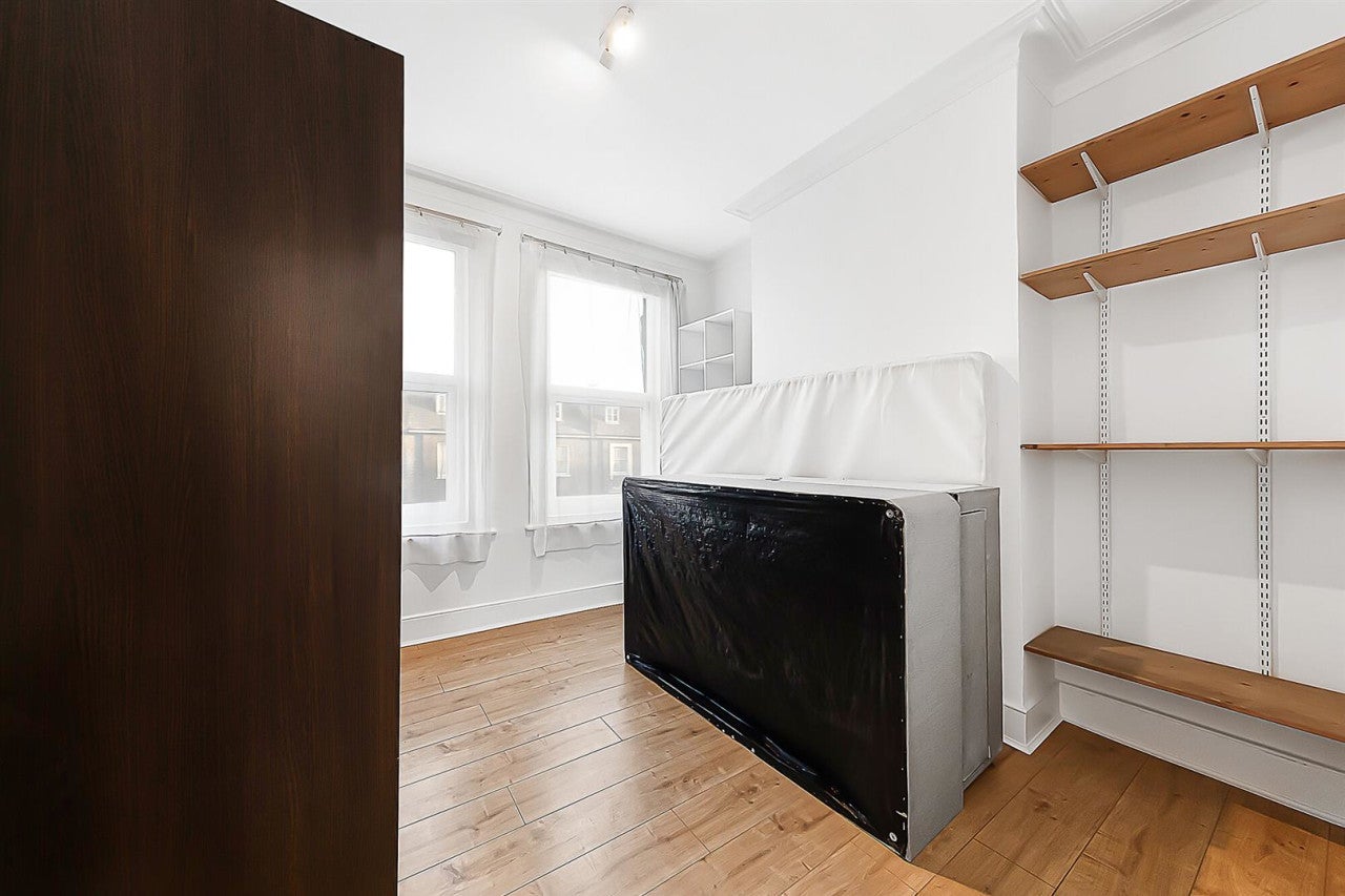 Flat Coldharbour Lane in Greater London