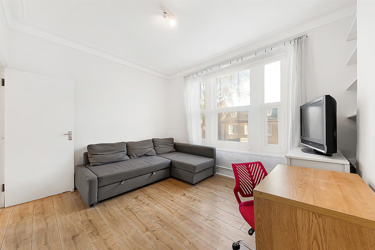 Flat Coldharbour Lane in Greater London