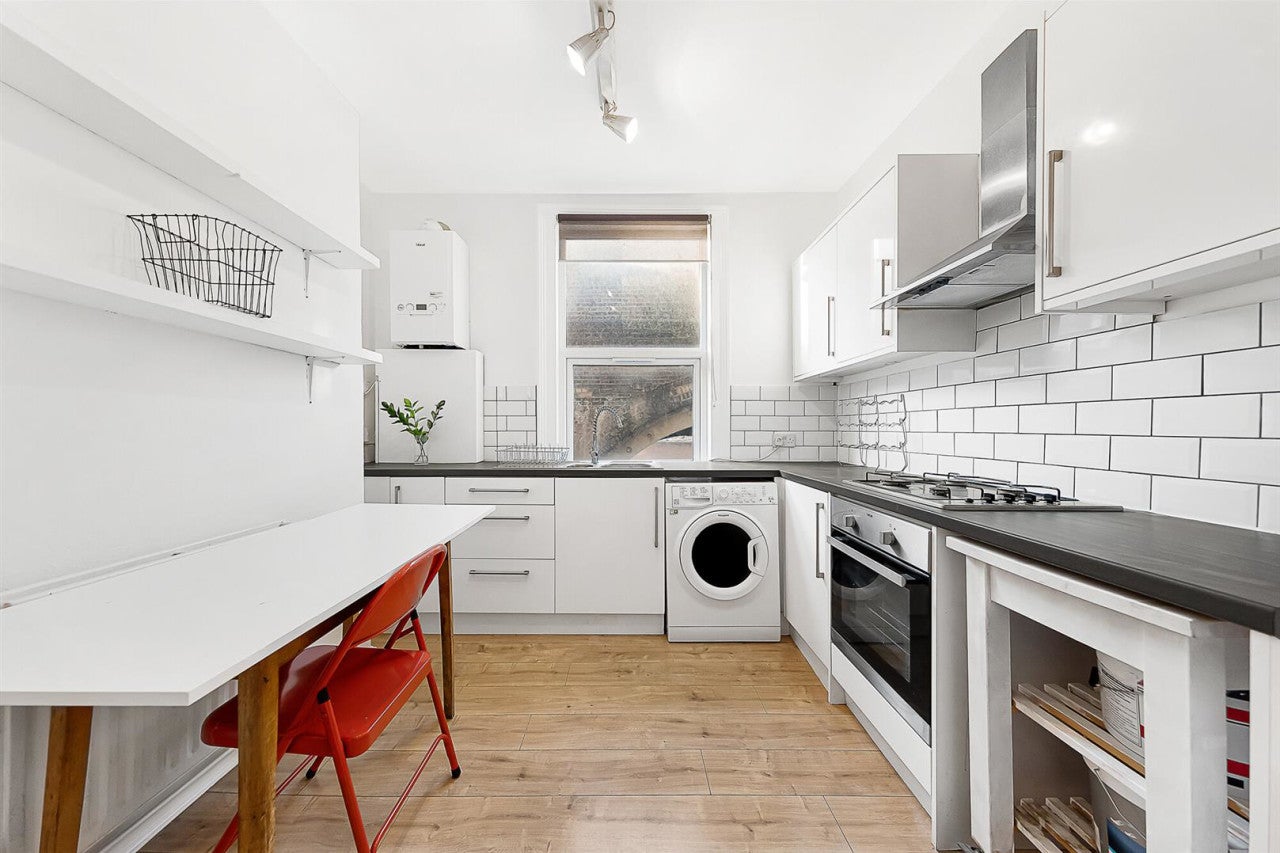 Flat Coldharbour Lane in Greater London