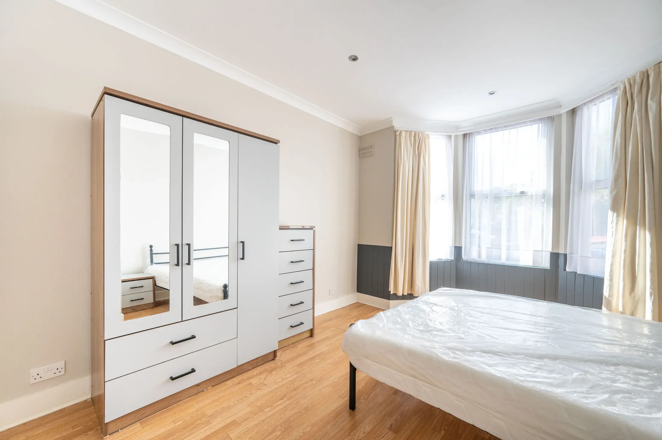 Flat Litchfield Gardens in Greater London