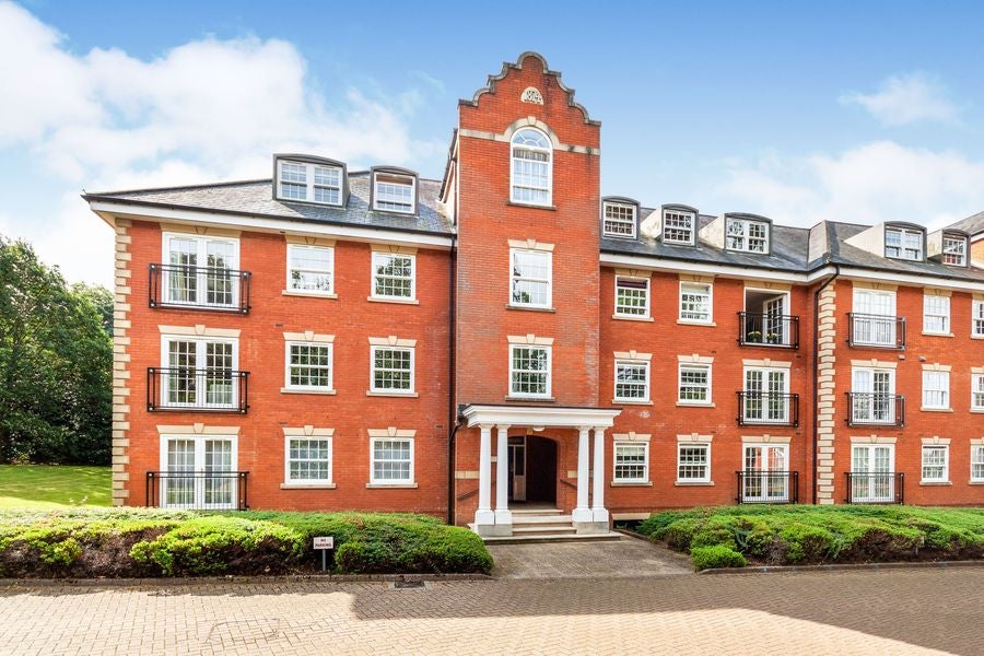 Flat Montague Close in Wokingham