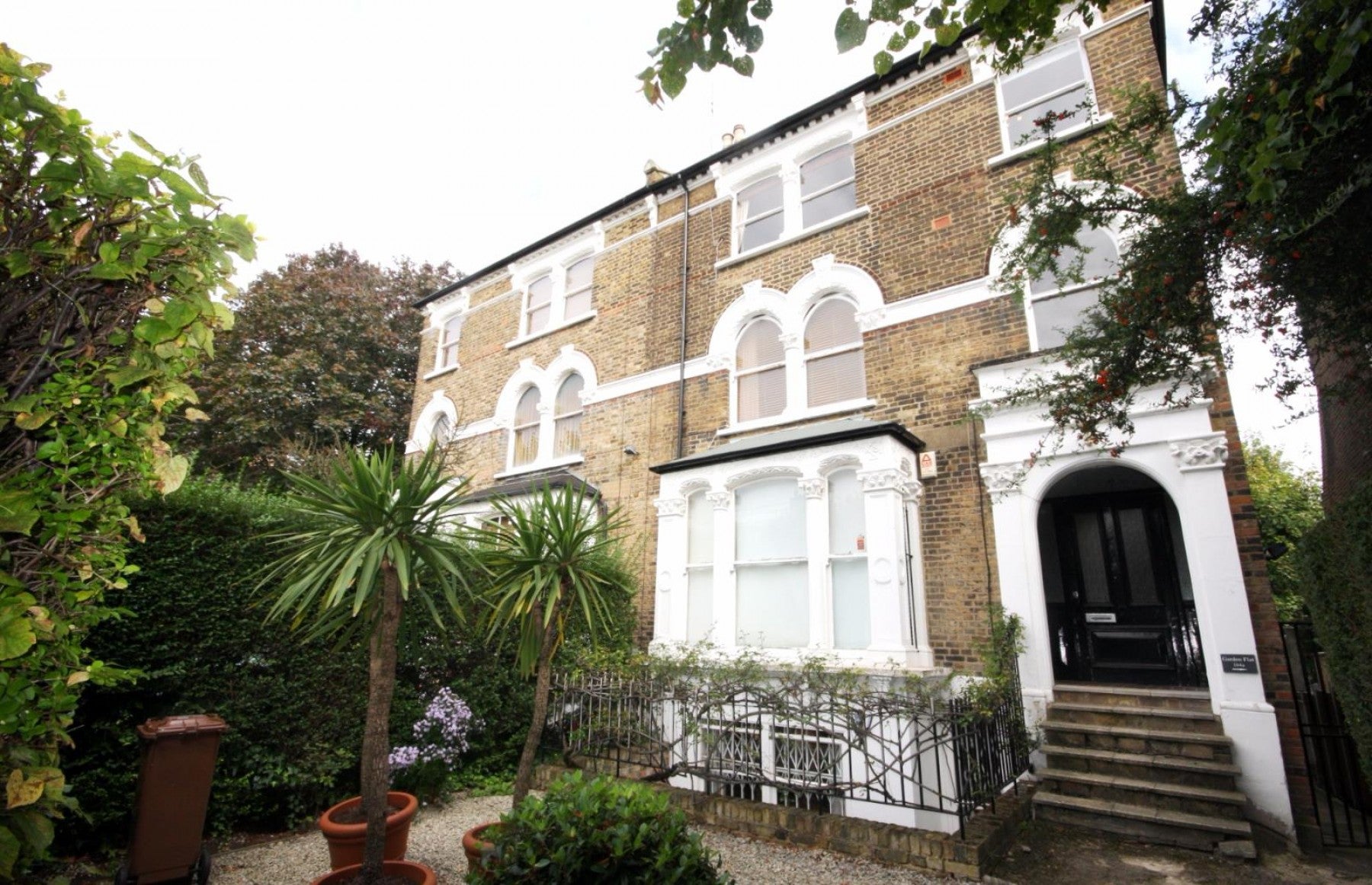 Flat Queen's Drive in Greater London