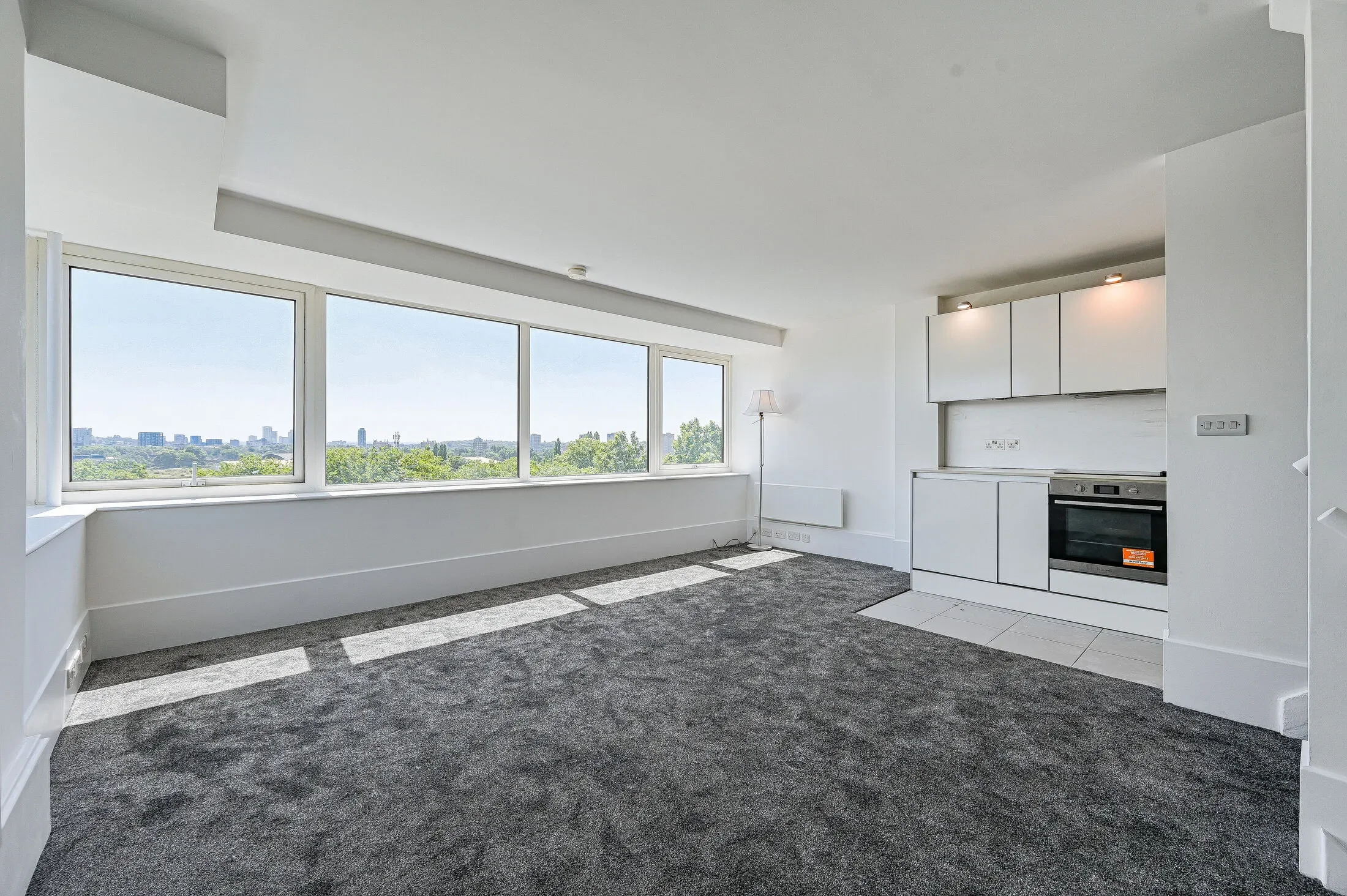 Flat Longshore in Greater London
