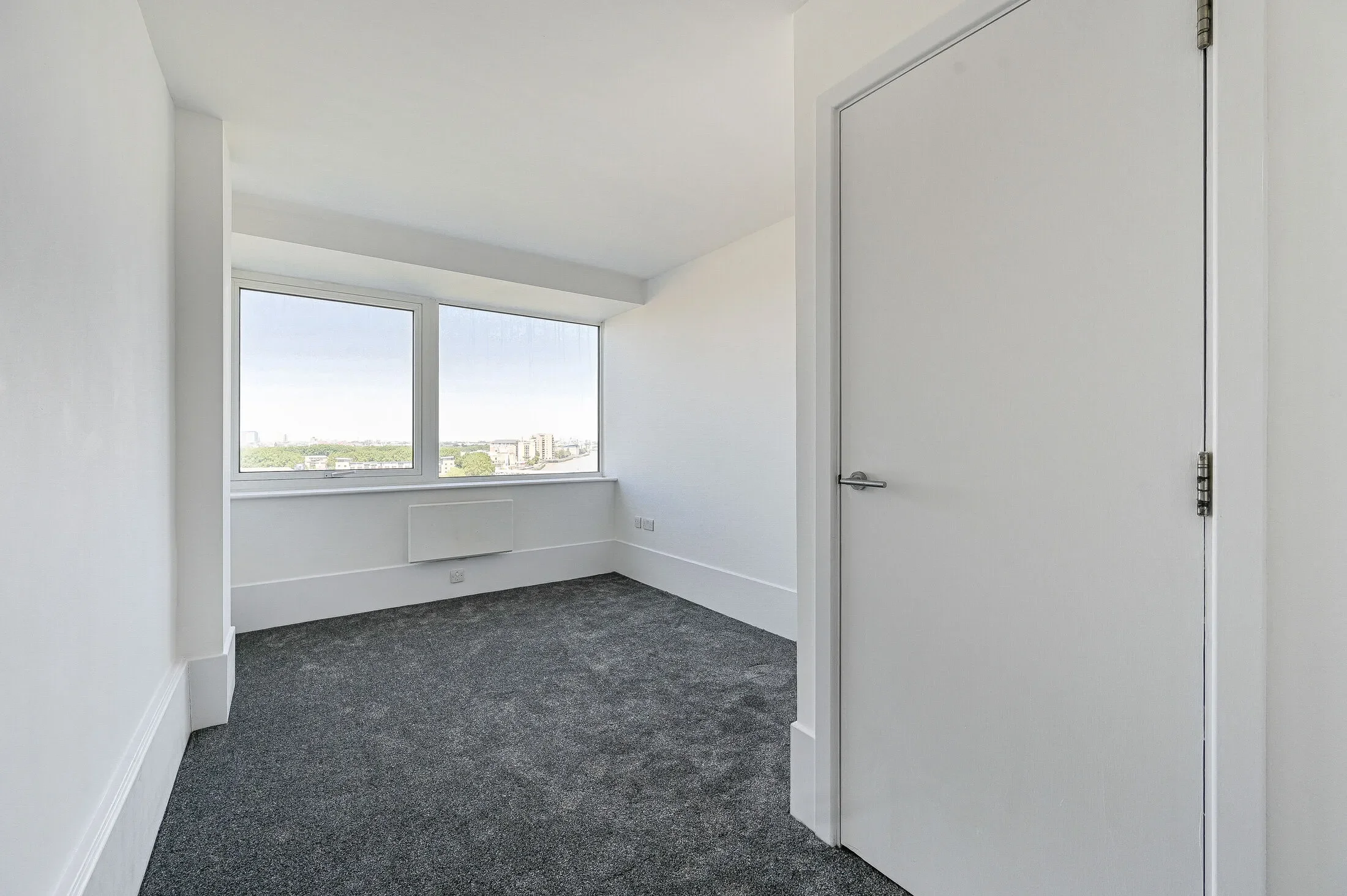 Flat Longshore in Greater London