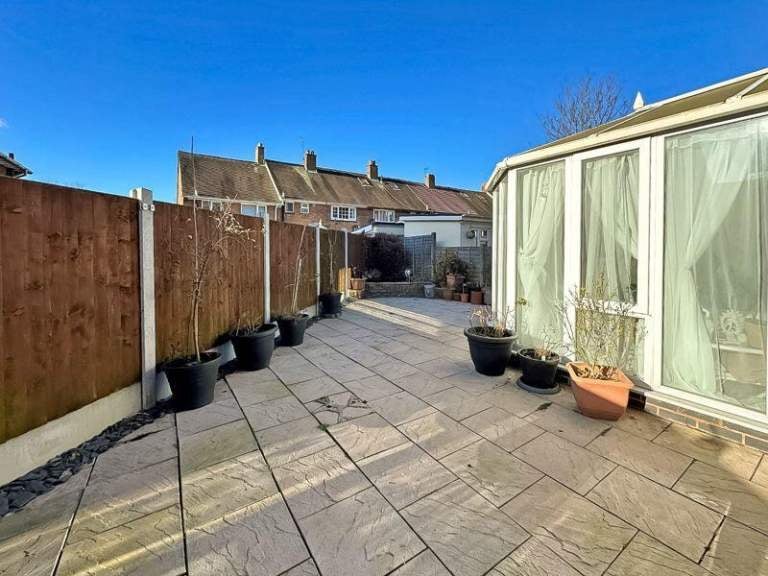 House Kirkstall Close in Bloxwich