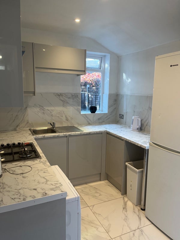 Room Fearon Street in Greater London