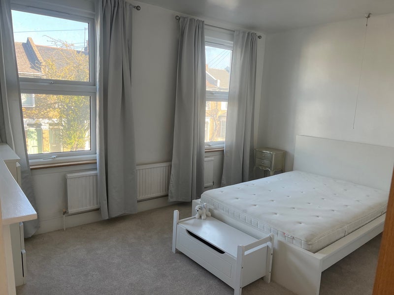 Room Fearon Street in Greater London