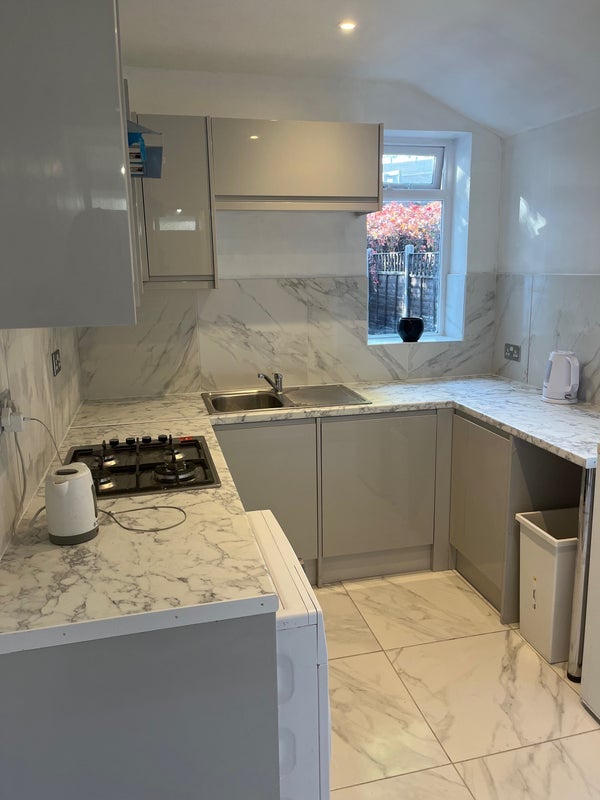 Room Fearon Street in Greater London