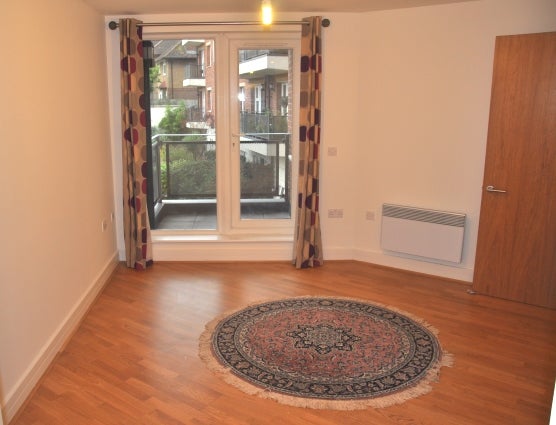 Flat Latymer Gardens in Greater London