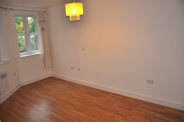 Flat Latymer Gardens in Greater London