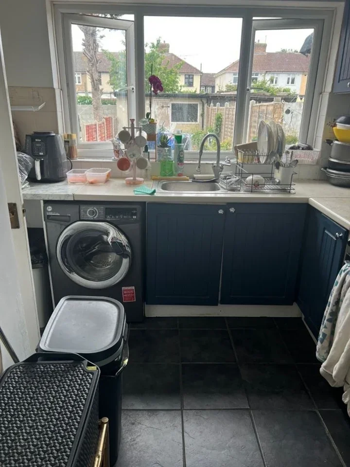 Room Beam Avenue in Greater London