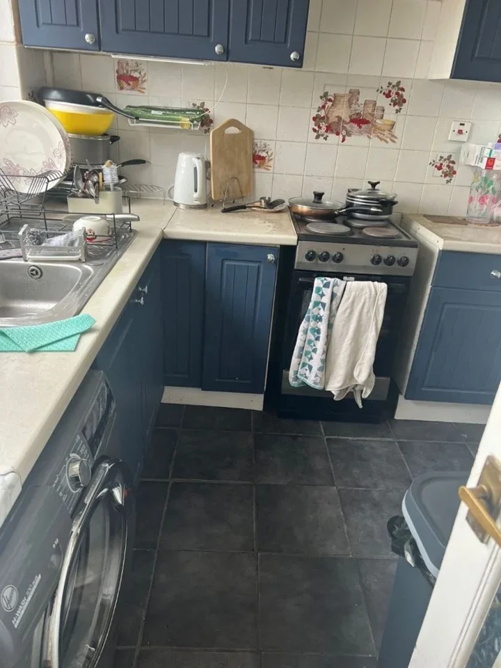 Room Beam Avenue in Greater London