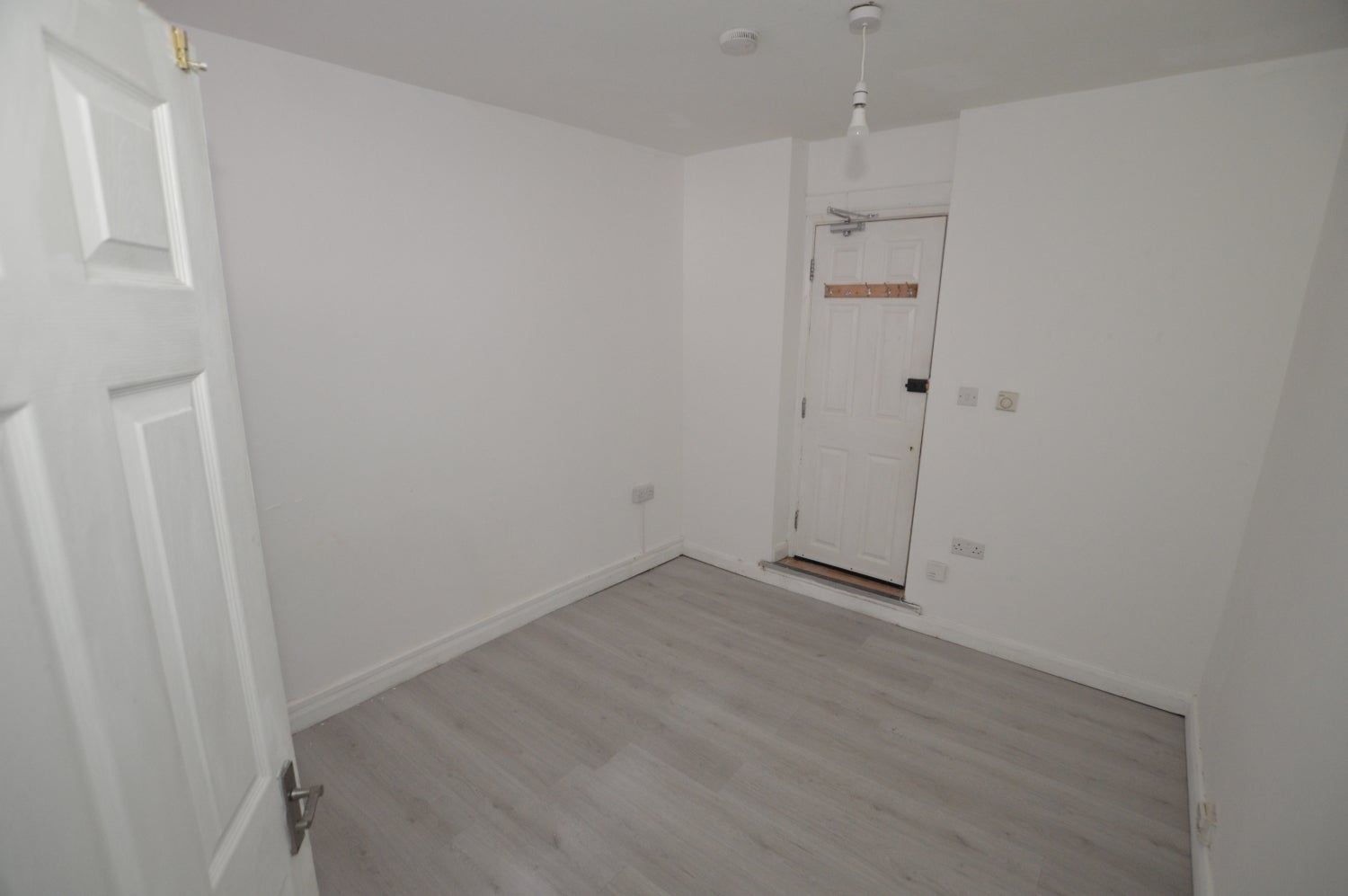 Flat Dersingham Avenue in Greater London