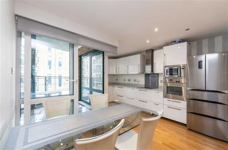 Flat Warwick Road in Greater London
