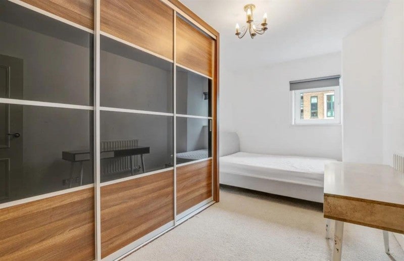 Flat Warwick Road in Greater London