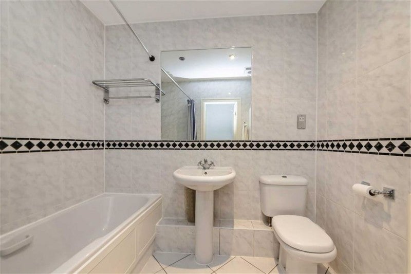 Flat Warwick Road in Greater London