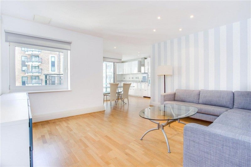 Flat Warwick Road in Greater London