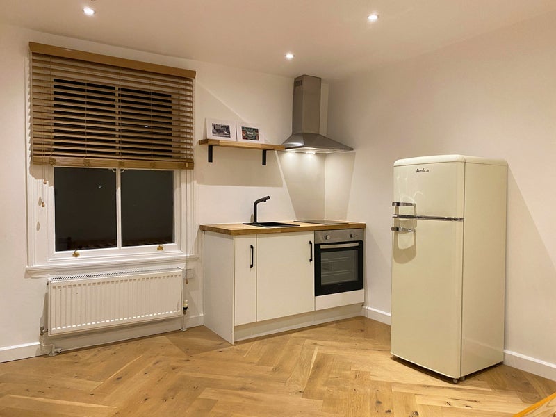 Flat Fountayne Road in Greater London