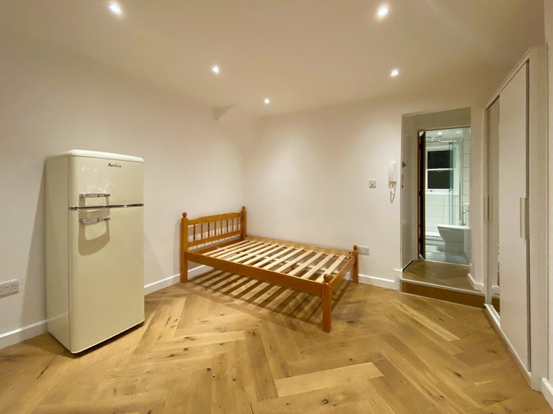 Flat Fountayne Road in Greater London