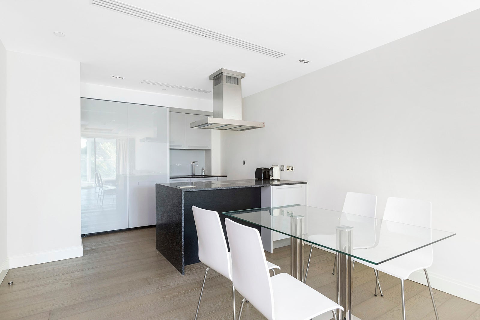 Flat Kensington High Street in Greater London