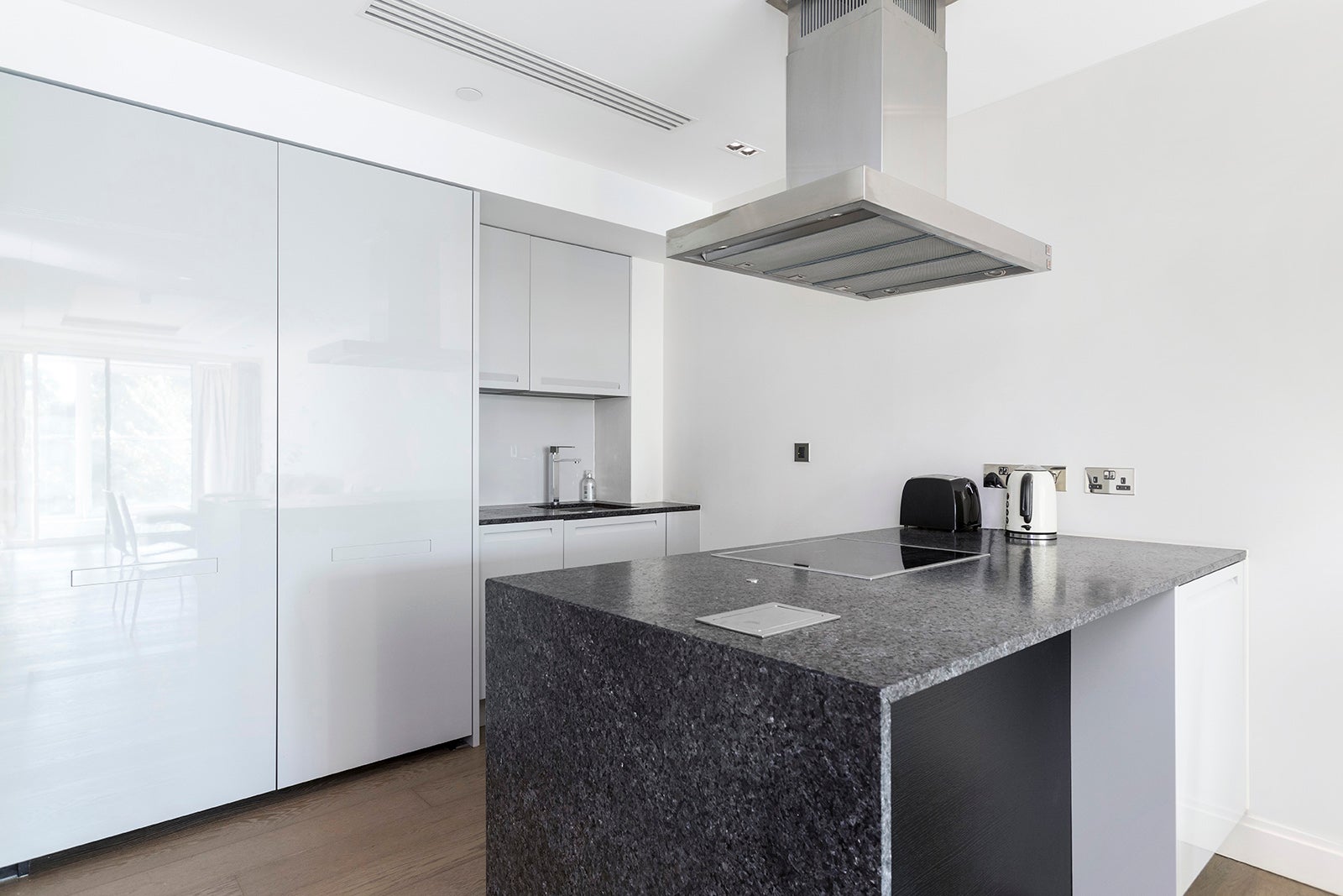 Flat Kensington High Street in Greater London