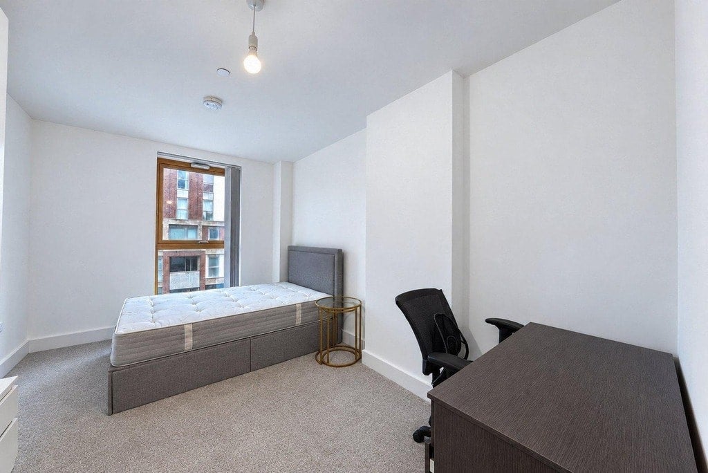 Flat Harrow Manorway in Greater London