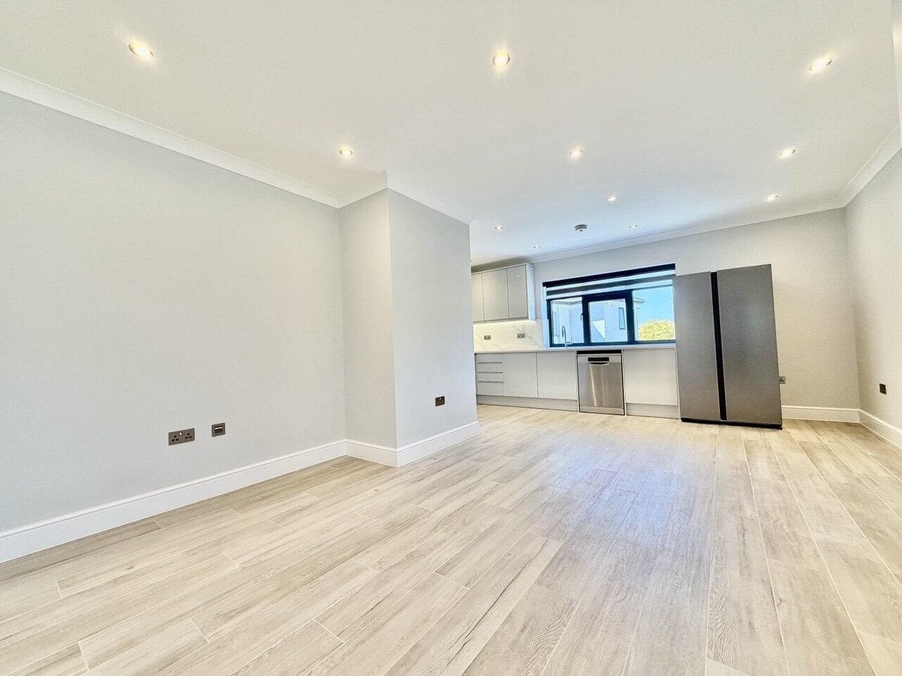 Flat Ballards Lane in Greater London