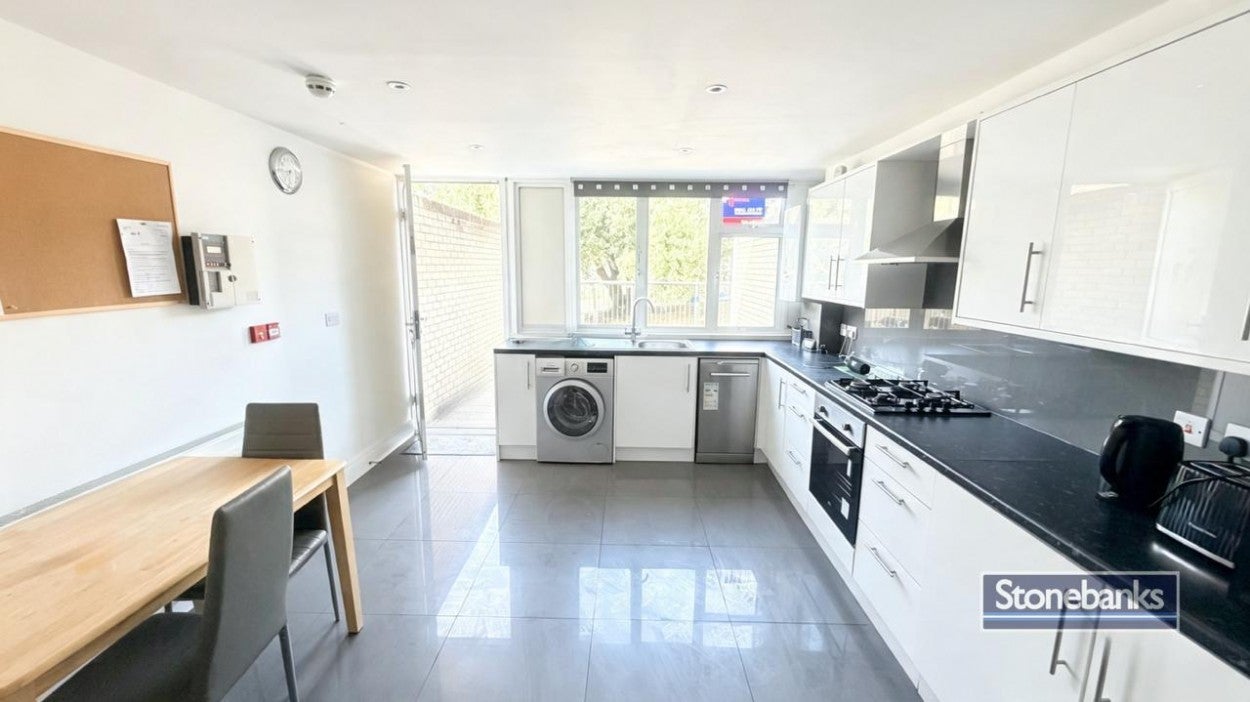 Room Barchester Close in Greater London