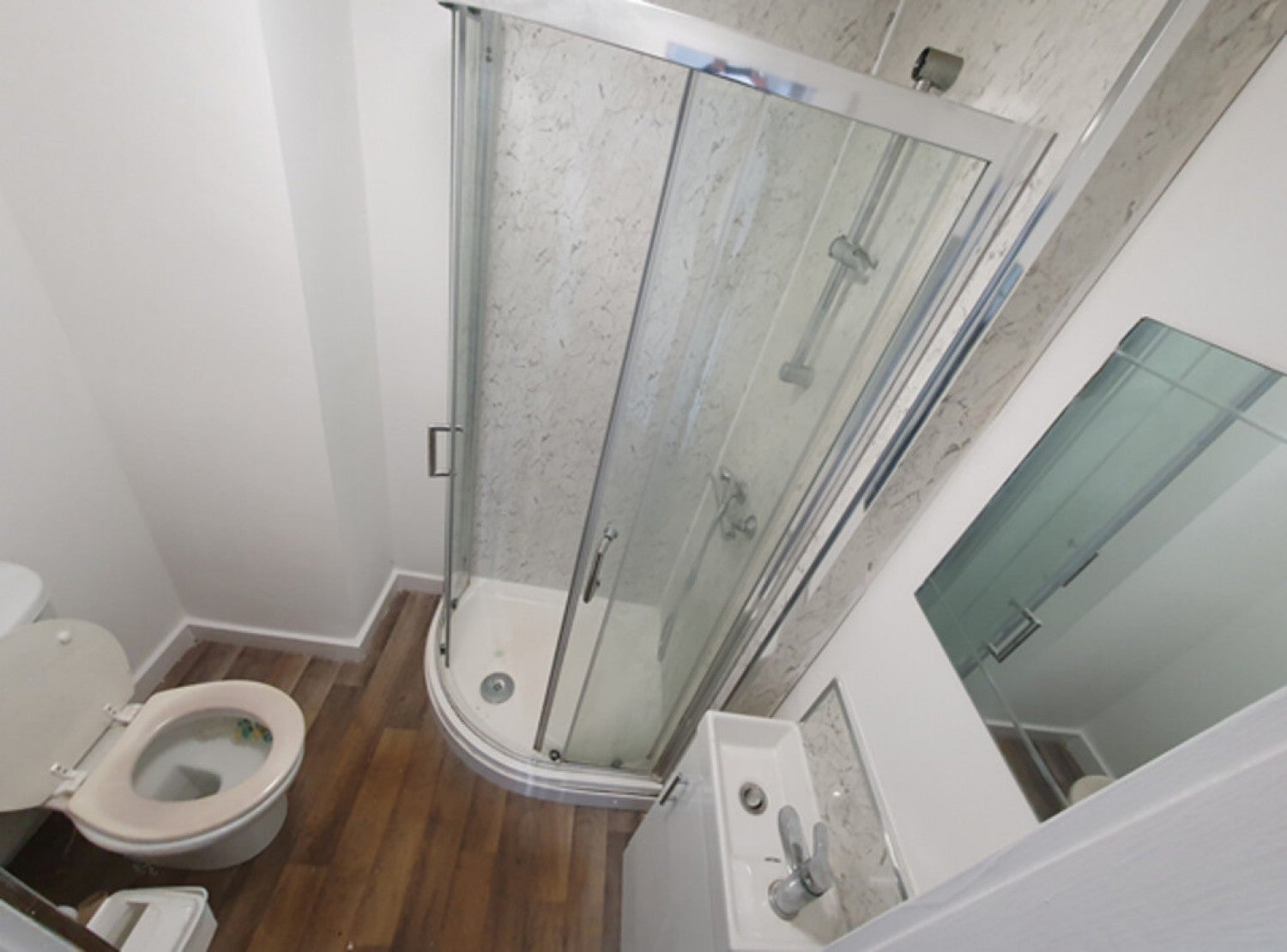 Room Bradford Avenue in Farnworth