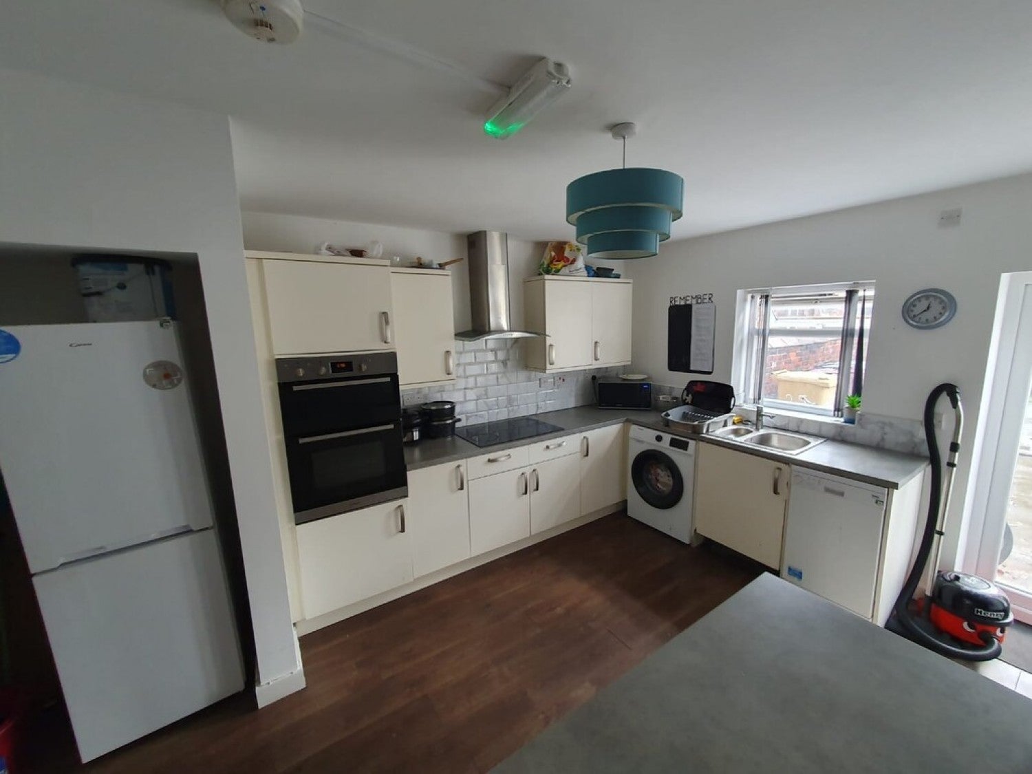 Room Bradford Avenue in Farnworth