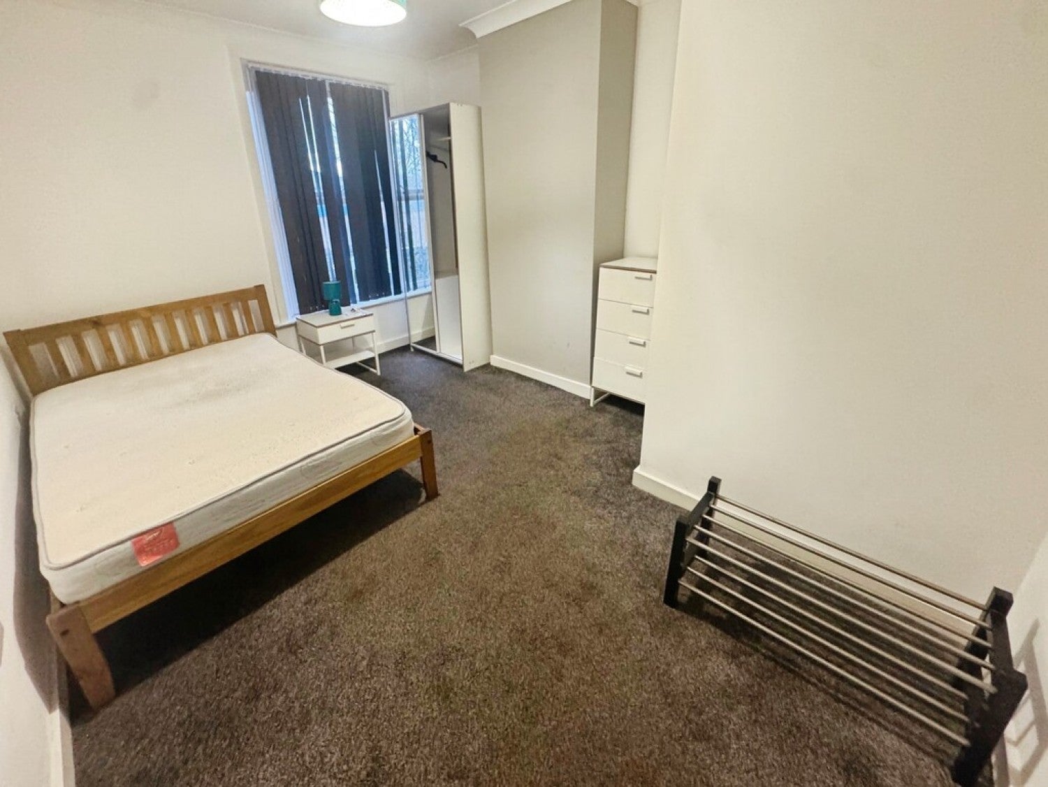 Room Bradford Avenue in Farnworth