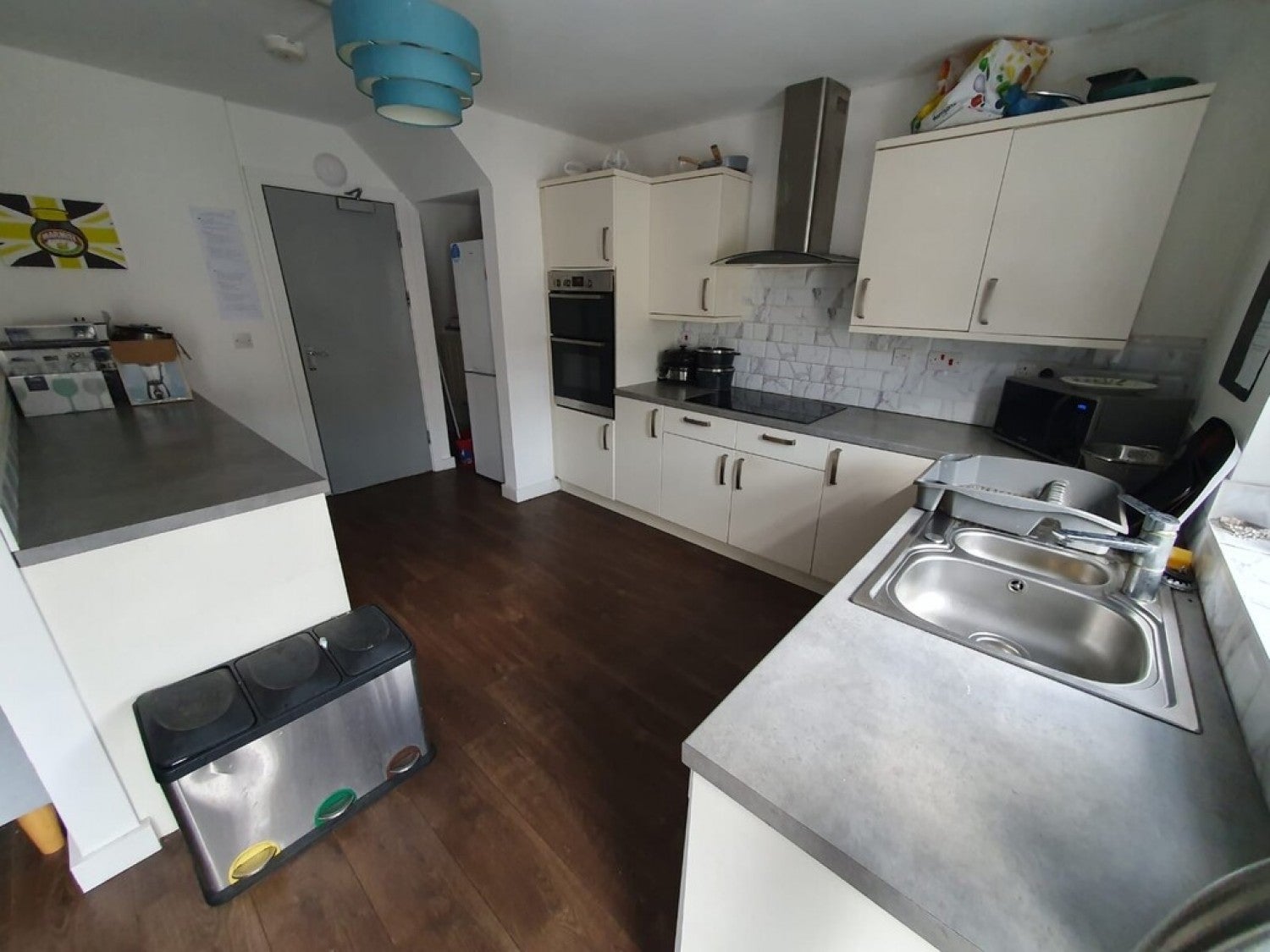 Room Bradford Avenue in Farnworth