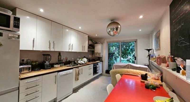 Room Ancill Close in Greater London