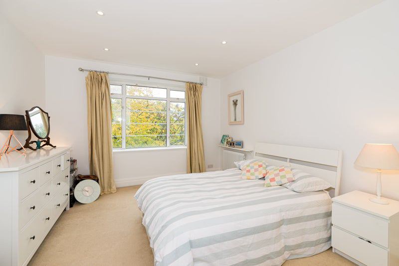 Flat Gliddon Road in Greater London