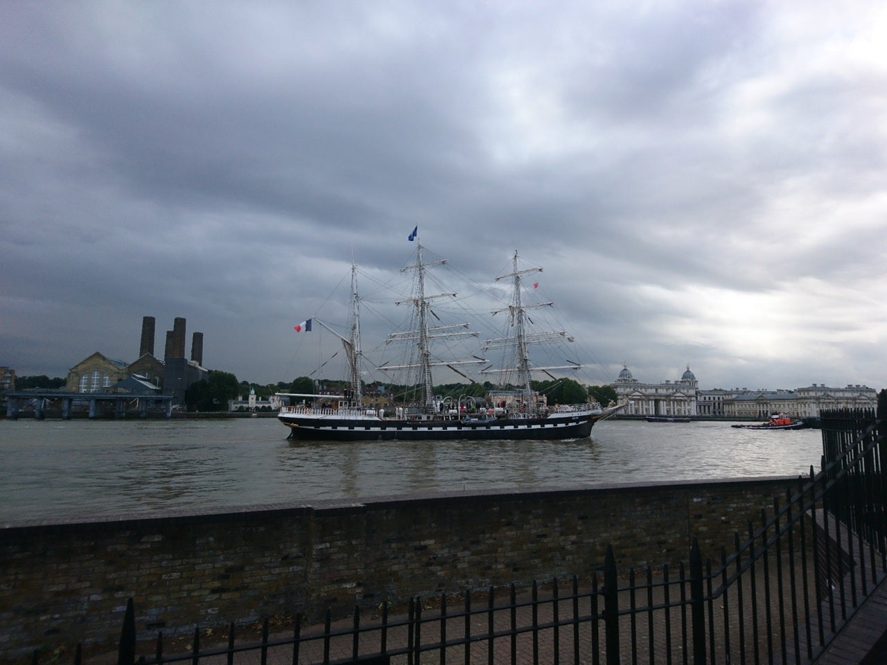 Flat Cumberland Mills Square in Greater London