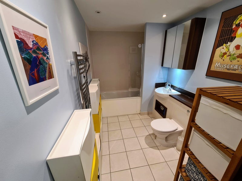 Room Surrey Quays Road in Greater London