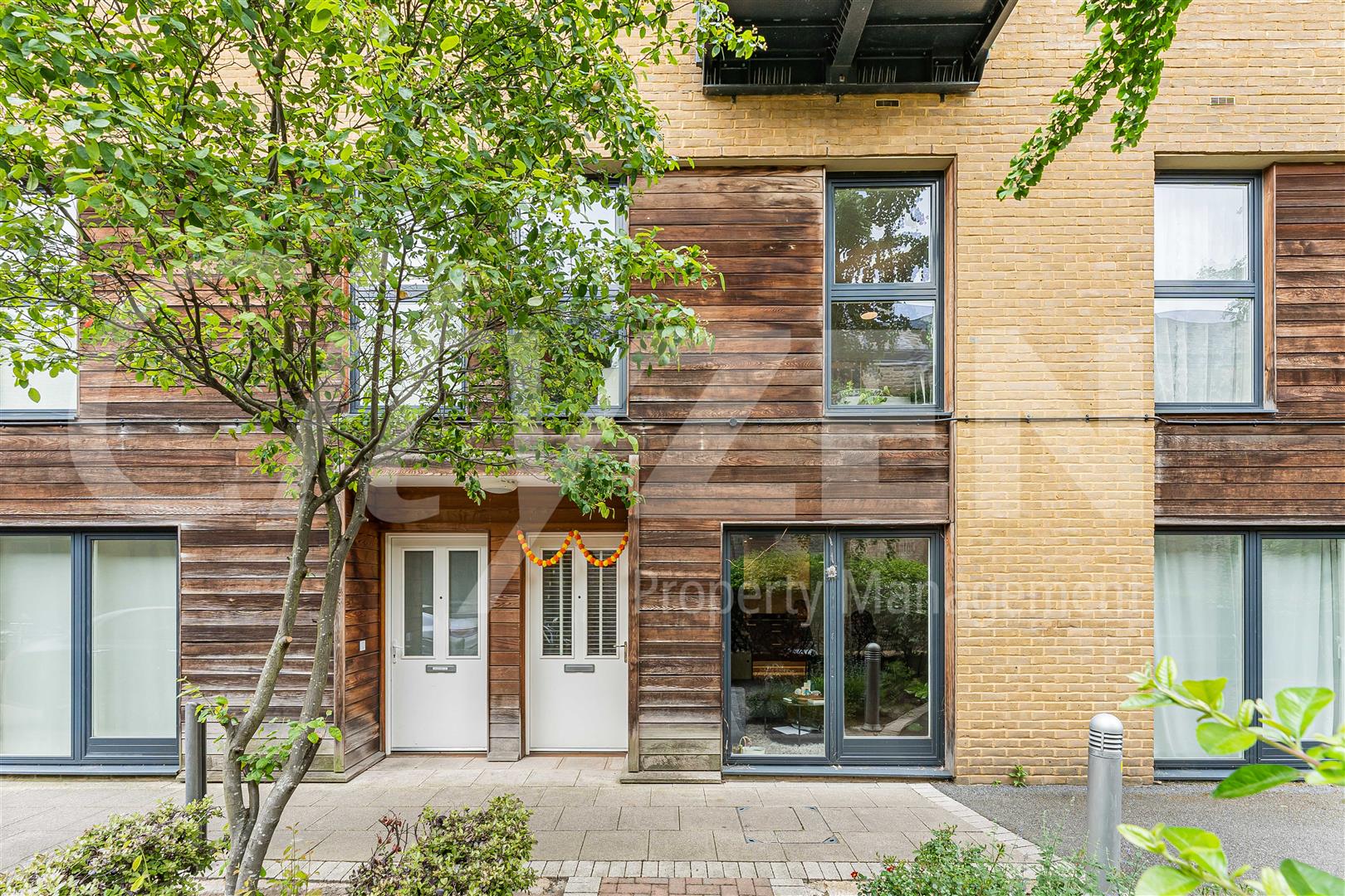 Flat Westferry Road in Greater London