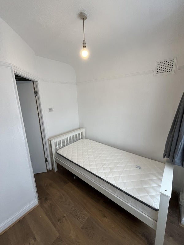 Room Radcliffe Road in Greater London
